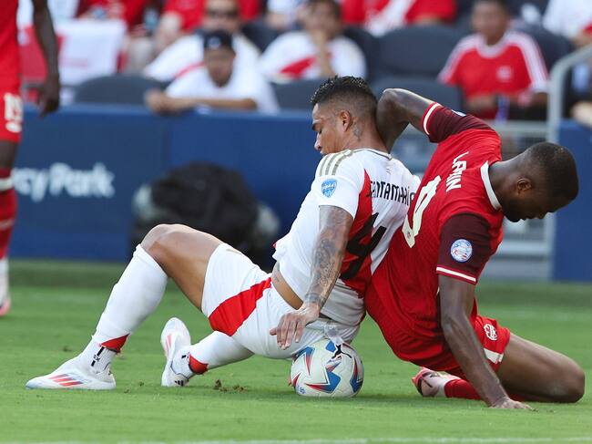Kansas City (United States), 25/06/2024.- Peru defender Anderson Santamar'Äôa (L) and Canada forward Cyle Larin (R) battle for the ball during the second half of the CONMEBOL Copa America 2024 group A match between Peru and Canada, in Kansas City, Kansas, USA, 25 June 2024. EFE/EPA/WILLIAM PURNELL