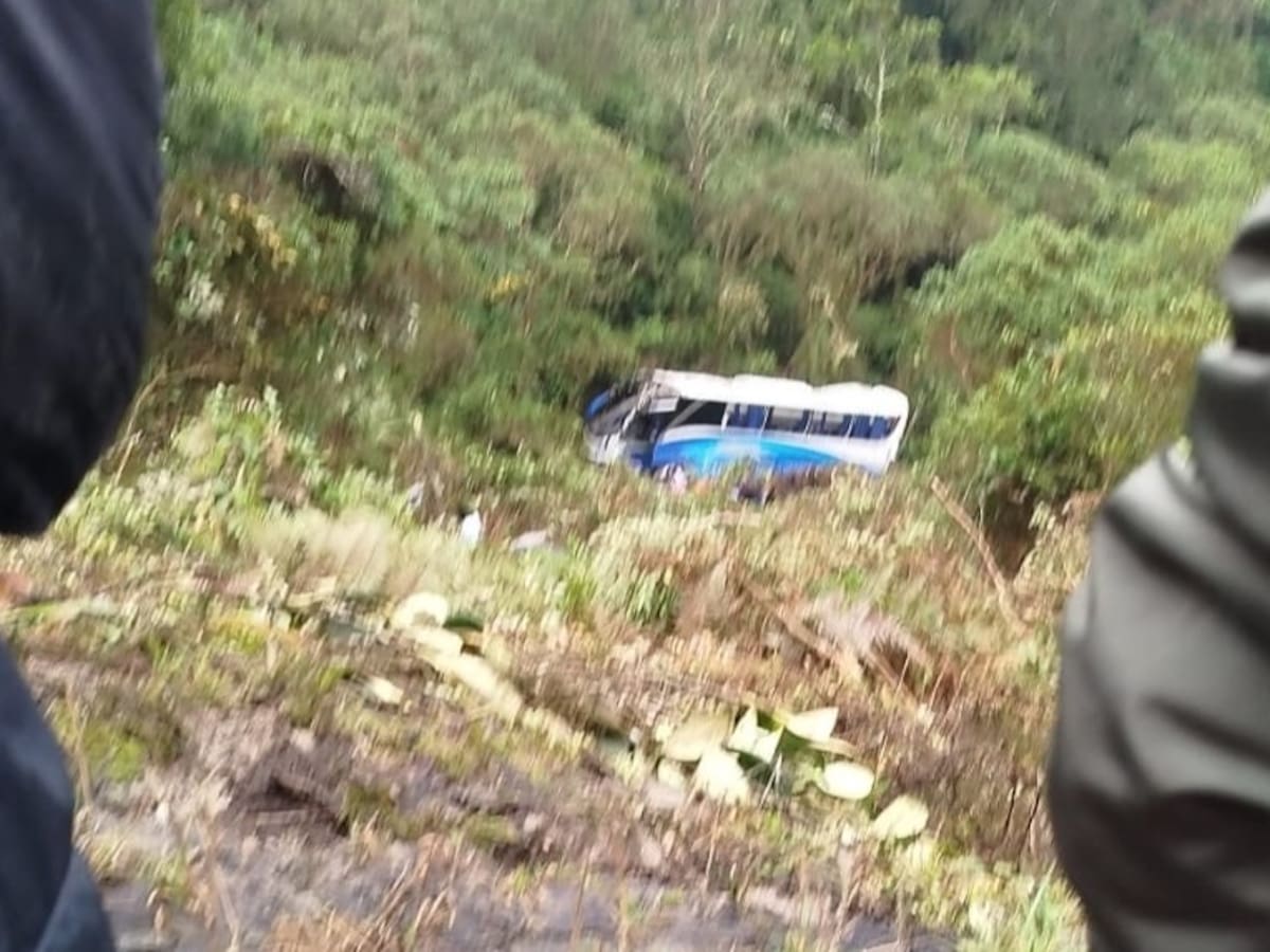 Un muerto y al menos cuatro heridos deja accidente de un bus en la vía La Soberanía