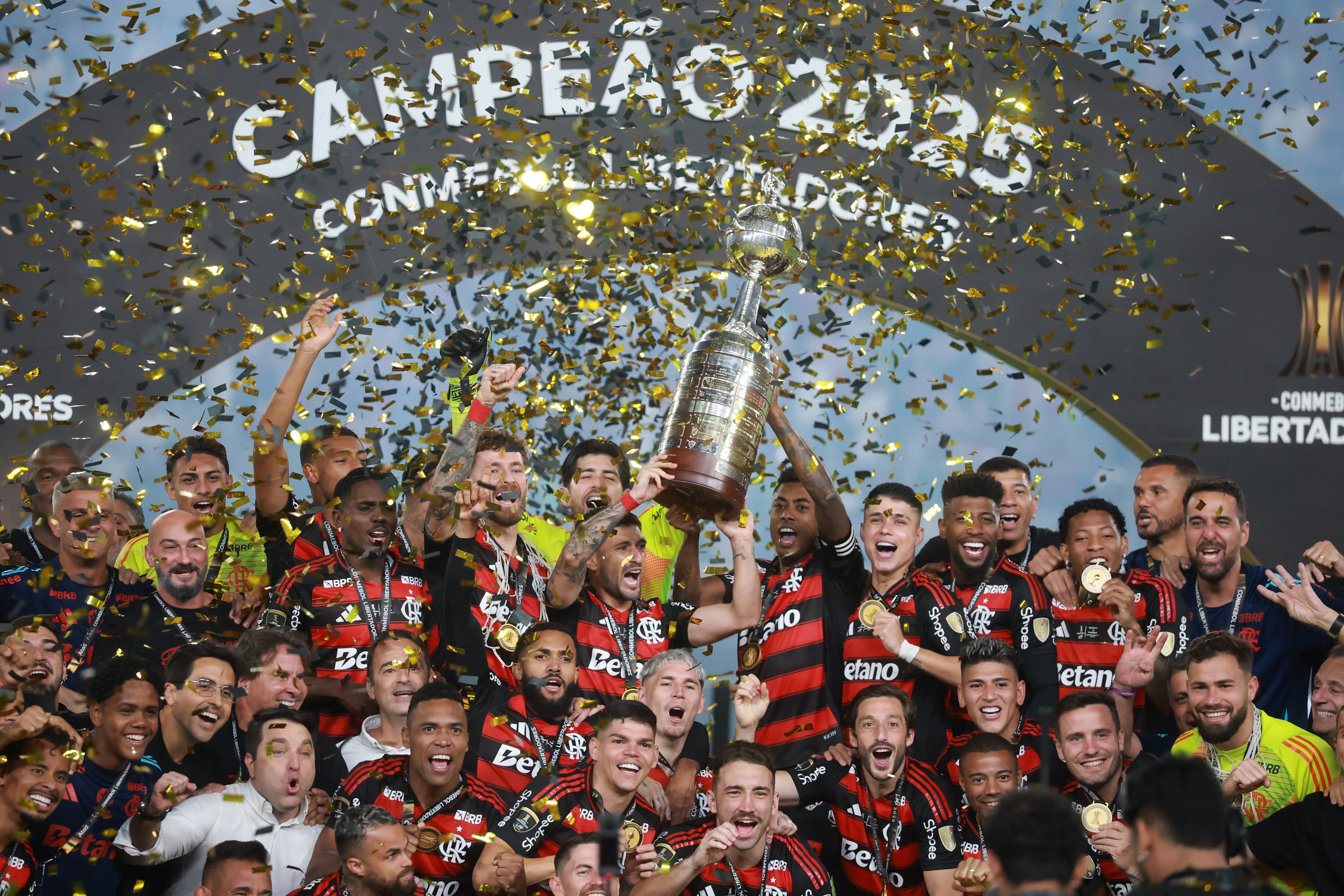 Giorgian de Arrascaeta y Bruno Henrique levantan el trofeo de la Copa Libertadores 2025 con Flamengo. FOTO: Hector Vivas/Getty Images