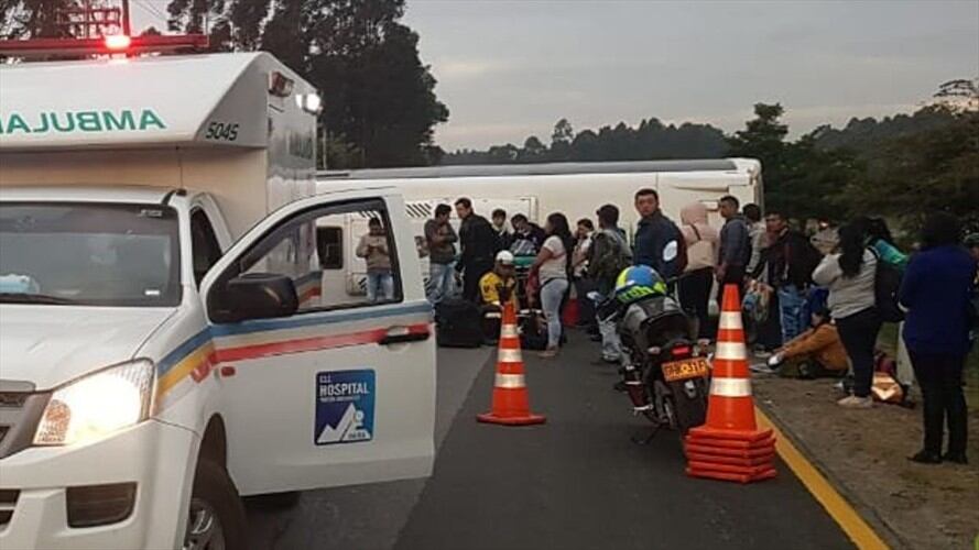 En el bus, que resultó volcado tras la colisión, viajaban 26 trabajadores de la empresa de flores El Rebaño. Foto: @GersonFiallo en Twitter