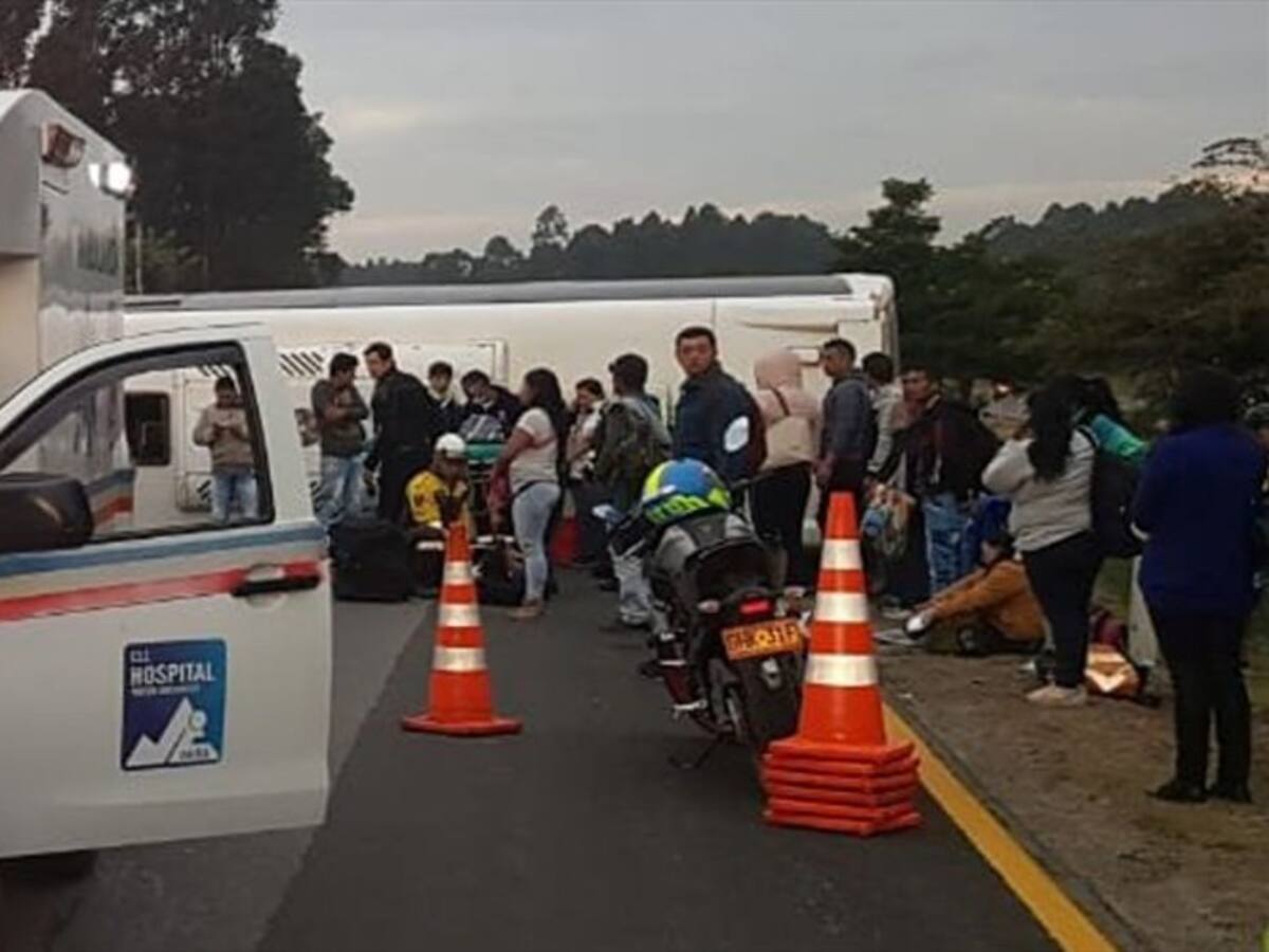 Grave accidente de bus en la vía Cajicá-Sopó dejó 15 personas heridas