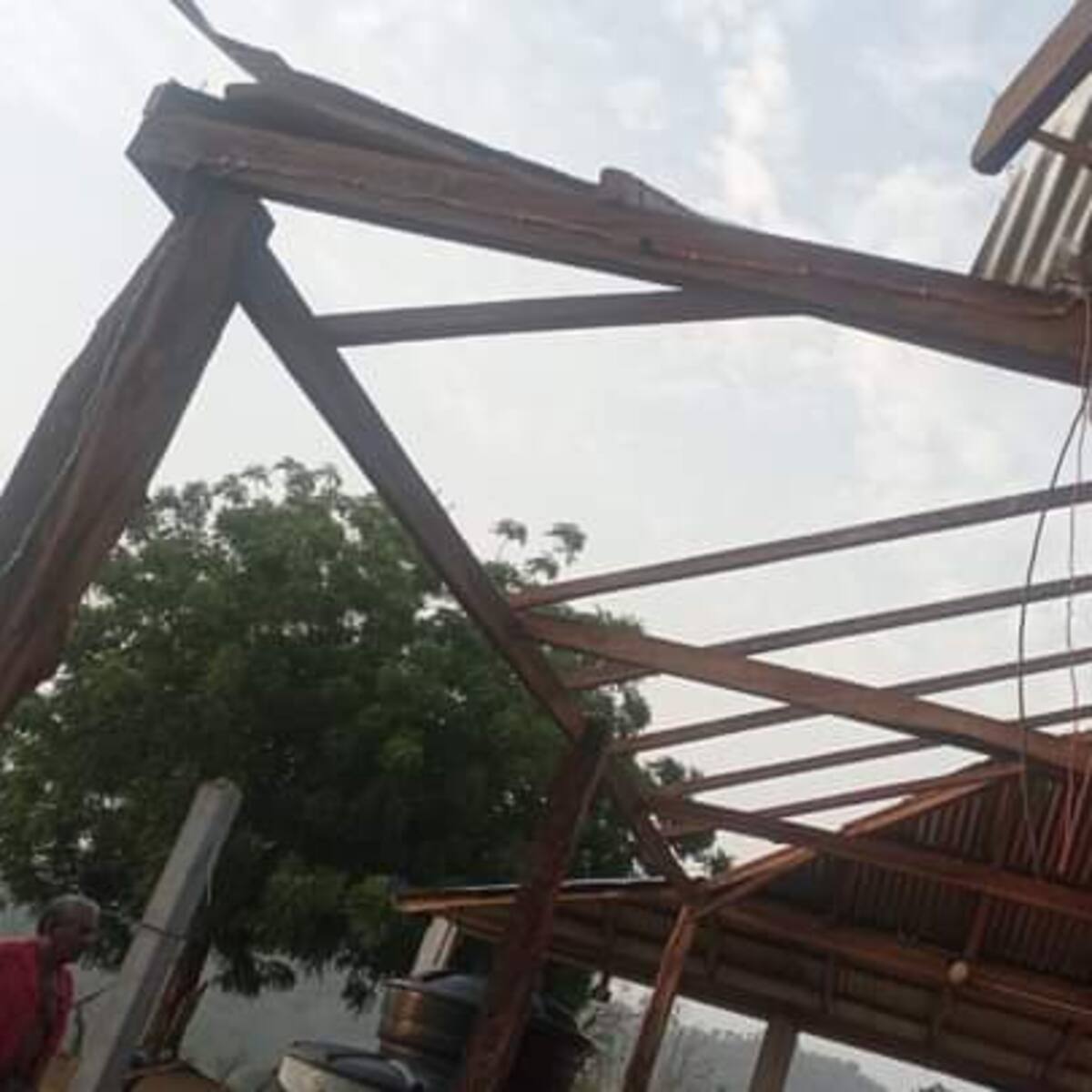Fuerte vendaval dejó más de 100 viviendas destechadas en Córdoba