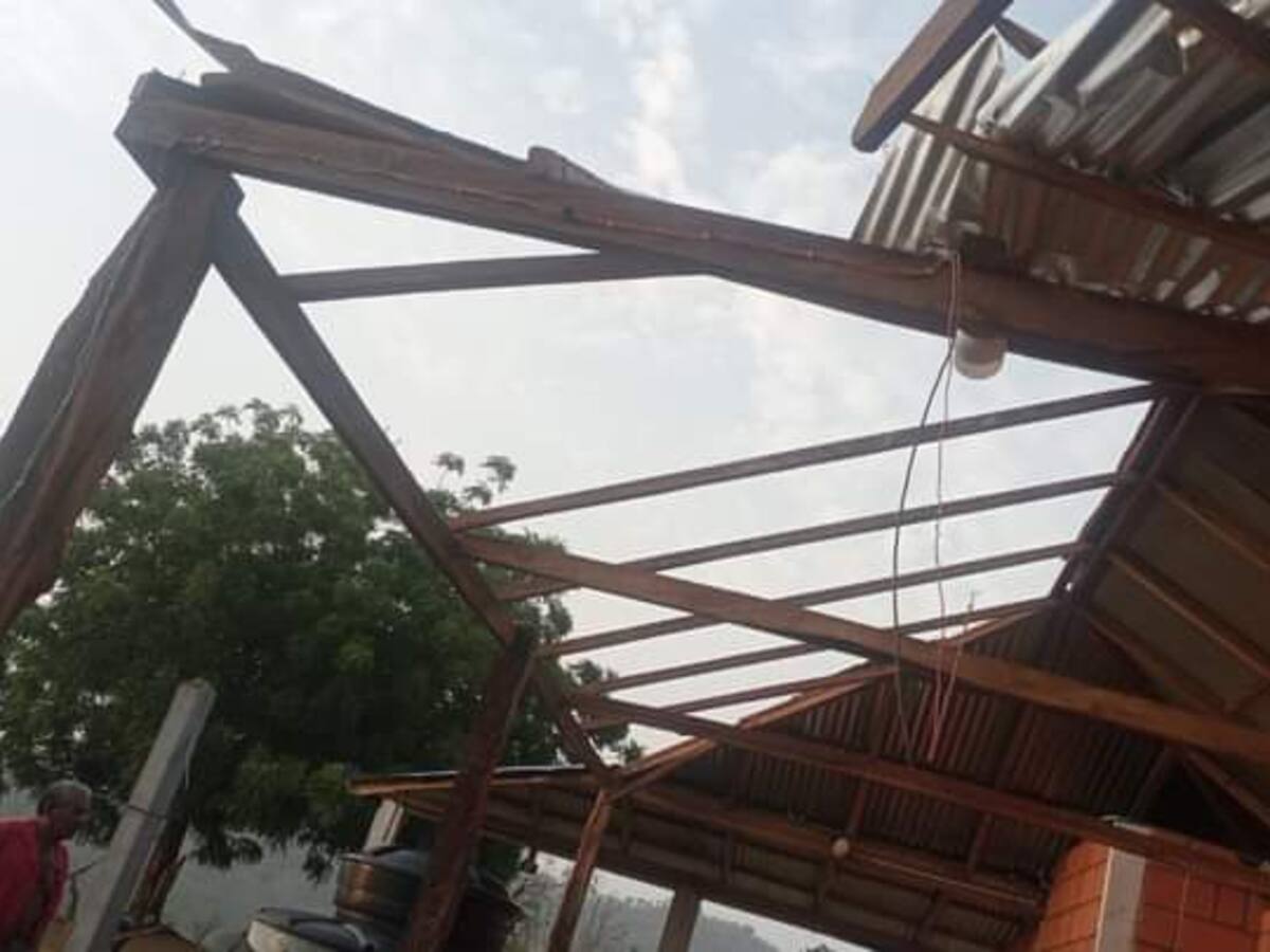 Fuerte vendaval dejó más de 100 viviendas destechadas en Córdoba