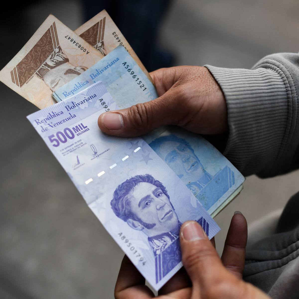 Salario mínimo en Venezuela equivale a un dólar por mes, según el cambio del Banco Central
