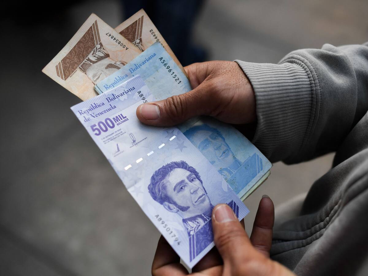 Salario mínimo en Venezuela equivale a un dólar por mes, según el cambio del Banco Central