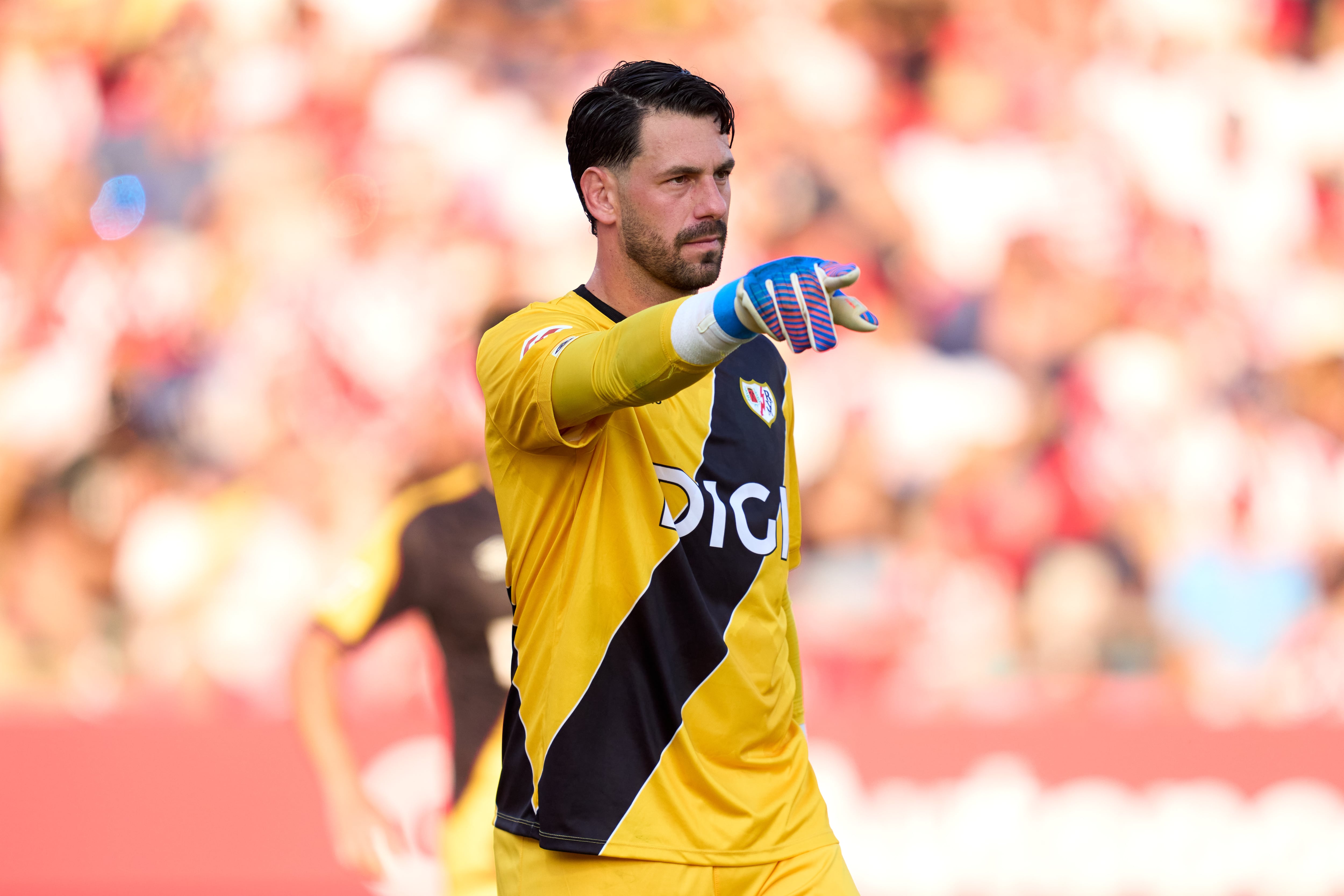 Augusto Batalla del Rayo Vallecano durante el partido de LaLiga EA Sports entre el Girona FC y el Rayo Vallecano de Madrid en el Estadio Montilivi el 15 de agosto de 2025 en Girona, España. (Foto de Alex Caparros/Getty Images)