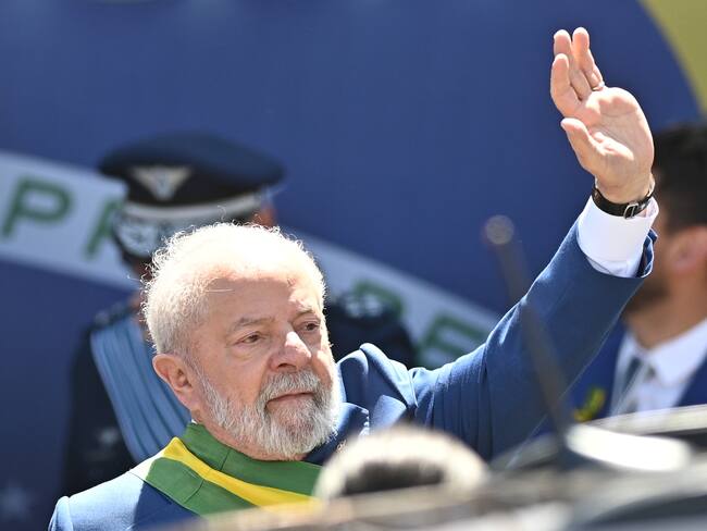 BRASILIA (BRASIL), 07/09/2023.- El presidente de Brasil, Luiz Inácio Lula da Silva, saluda hoy durante el desfile por el Día de la Independencia, en la Explanada de los Ministerios en Brasilia (Brasil). EFE/ André Borges