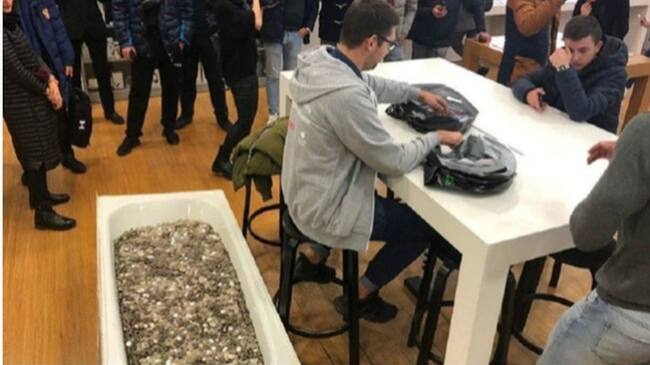 Hombre pagó el nuevo Iphone con una tina llena de monedas. Foto: Twitter
