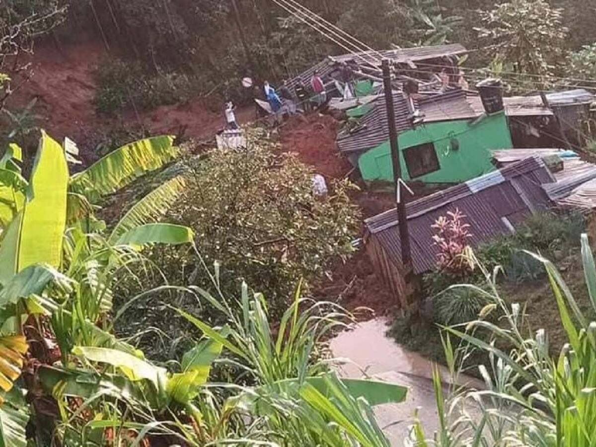 Dos personas heridas y 10 viviendas afectadas dejó un derrumbe en Victoria, Caldas