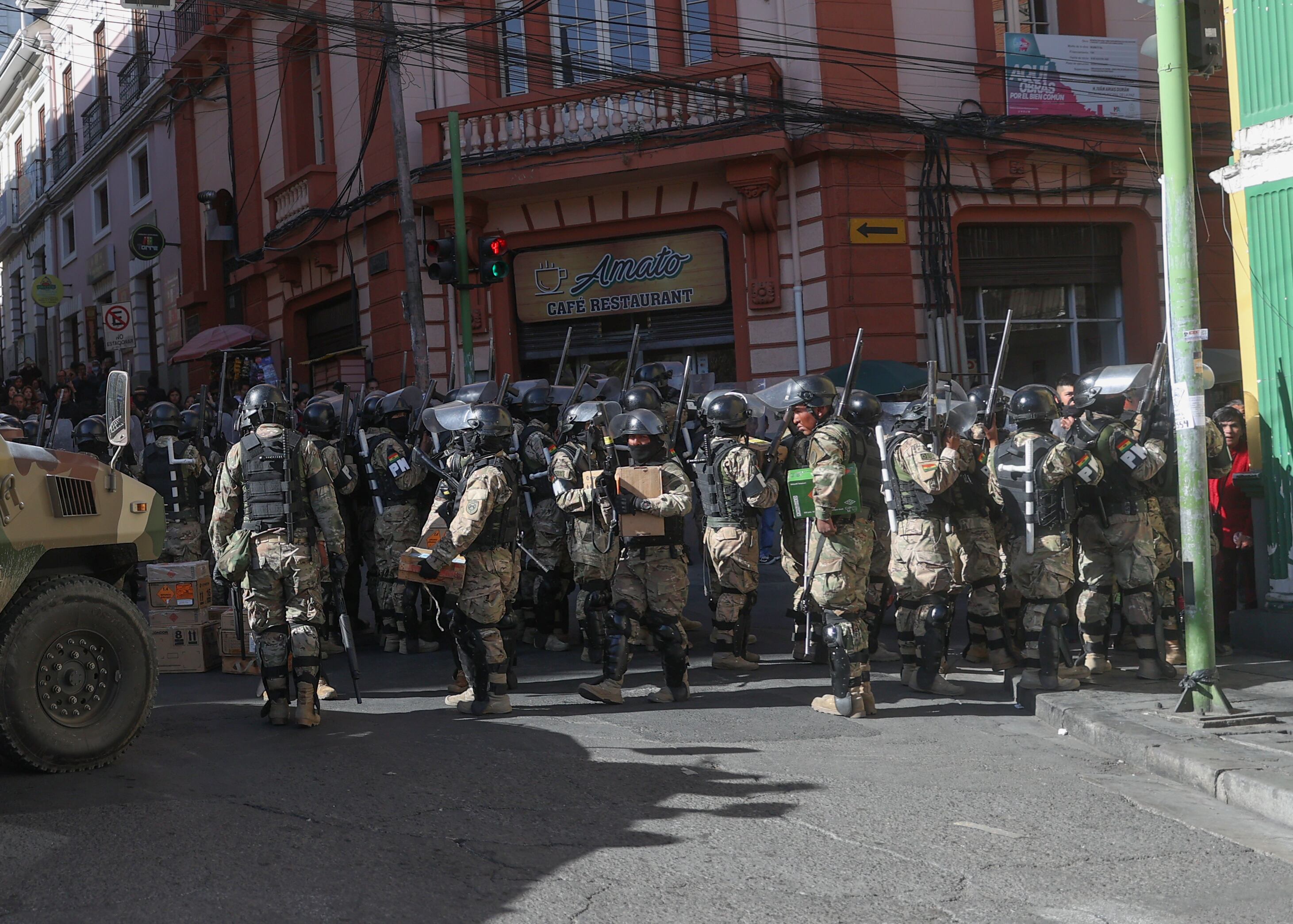 Militares frente a la sede del Gobierno de Bolivia. Foto: EFE/ Luis Gandarillas