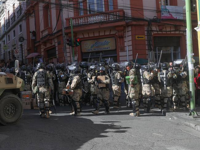 Militares frente a la sede del Gobierno de Bolivia. Foto: EFE/ Luis Gandarillas