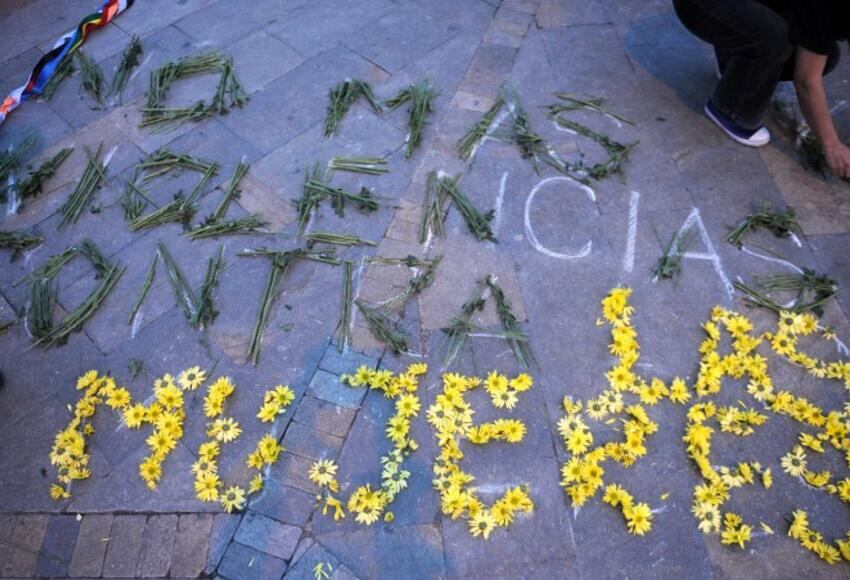 Mujeres en Pereira denuncias ser agredidas con piedras por motociclista. Foto: Getty