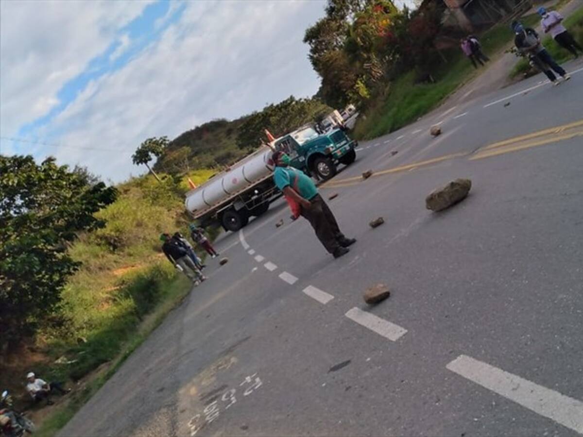 200 campesinos bloquearon la vía Panamericana en la troncal del Magdalena