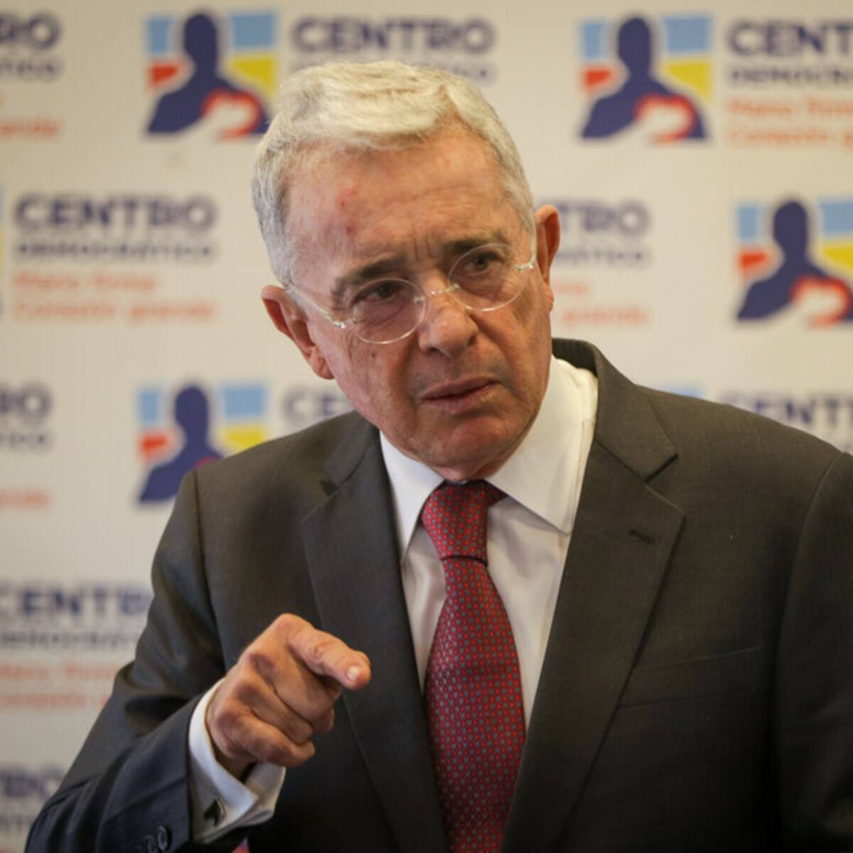 Álvaro Uribe expuso sus 15 razones para no legalizar la marihuana en Colombia