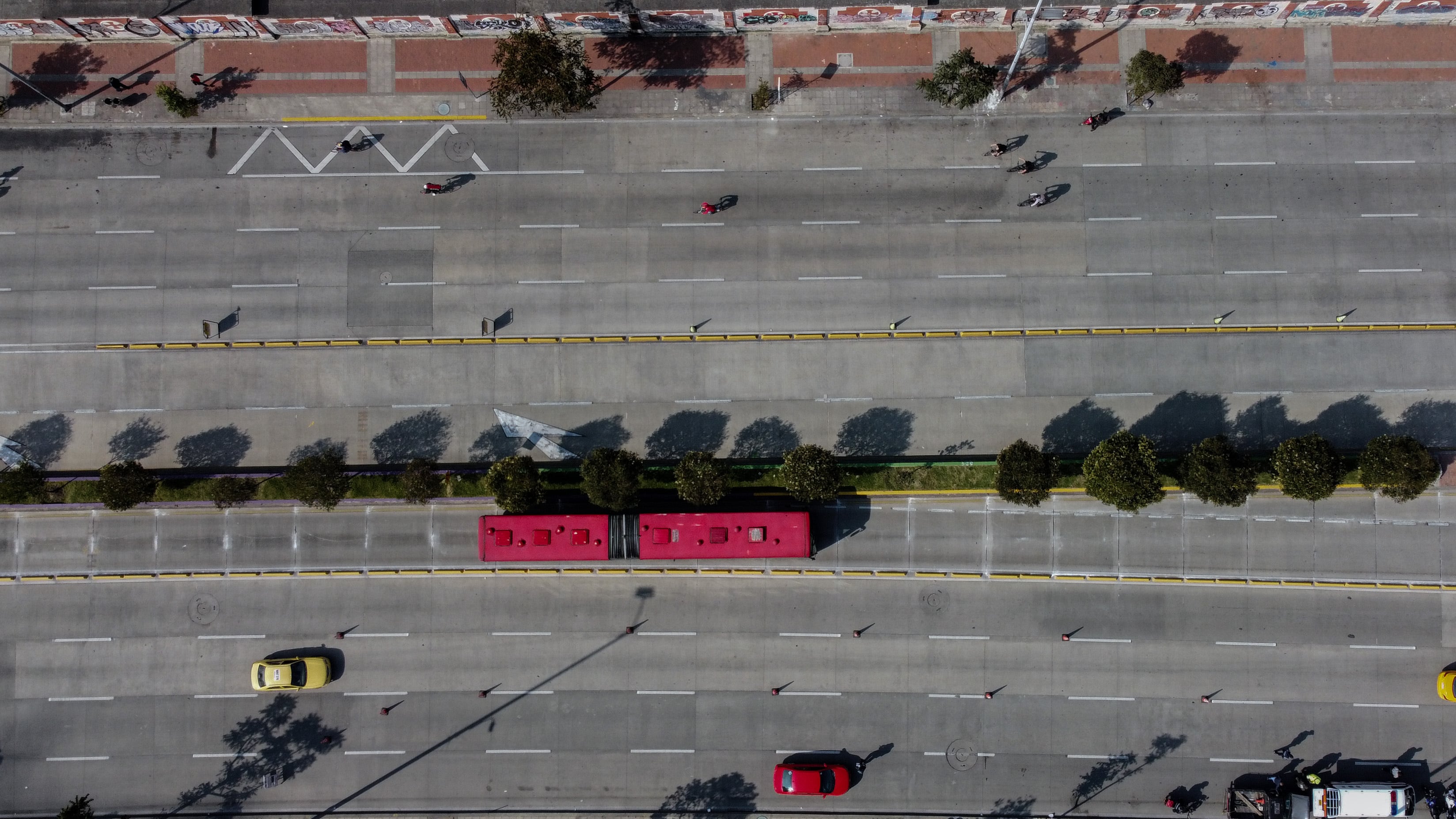 BOGOTÁ, COLOMBIA - 2 DE FEBRERO: Vista aérea de una avenida principal durante el Día Sin Carro en Bogotá. (Juancho Torres/Agencia Anadolu vía Getty Images)