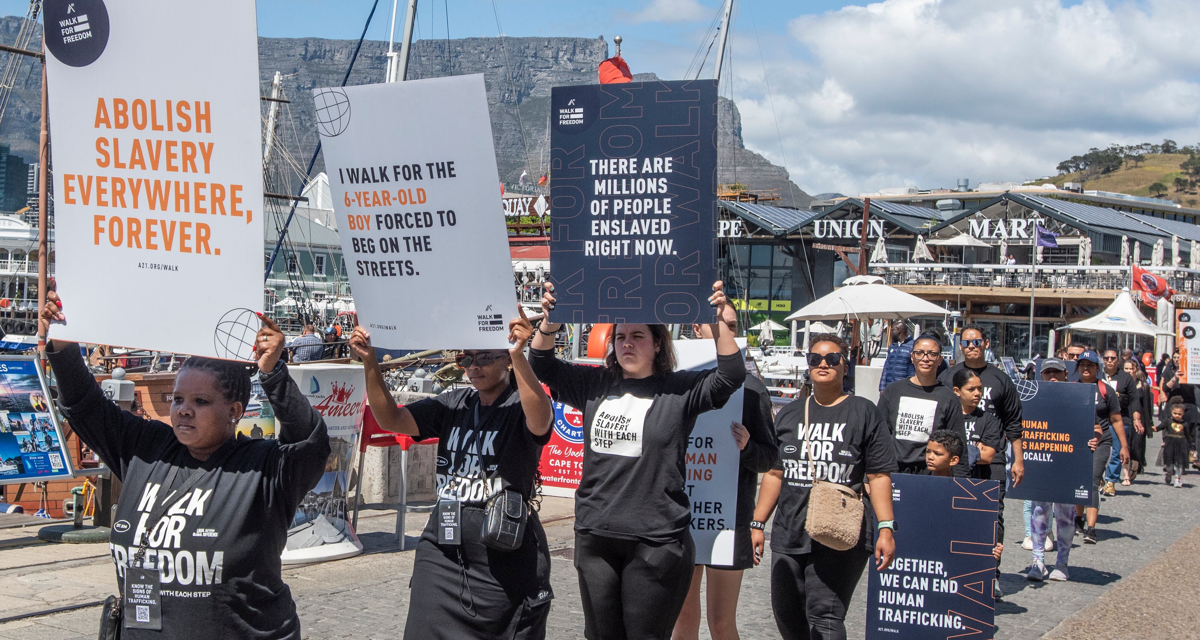 Participantes caminan por el Waterfront durante la décima Caminata Anual por la Libertad el 19 de octubre de 2024 en Ciudad del Cabo, Sudáfrica. (Brenton Geach/Gallo Images vía Getty Images)