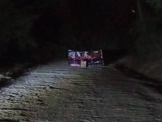 ELN deja abandonada bandera, caja y pancarta en zona rural de Cúcuta. / Foto: Cortesía comunidad.