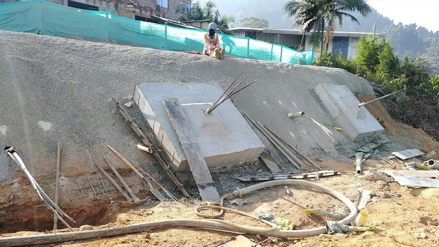 Obras en talud que generó punto crítico en Variante de Caldas. Foto: Twitter ANI