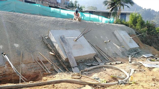 Obras en talud que generó punto crítico en Variante de Caldas. Foto: Twitter ANI