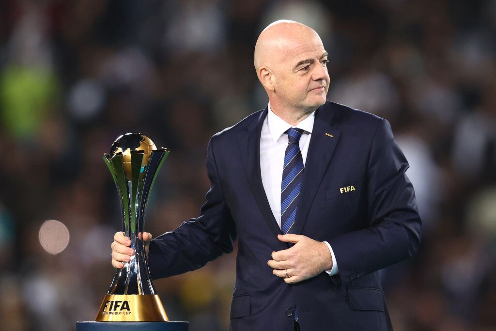 Gianni Infantino y la copa del Mundial de Clubes. (Photo by Chris Brunskill/Fantasista/Getty Images)