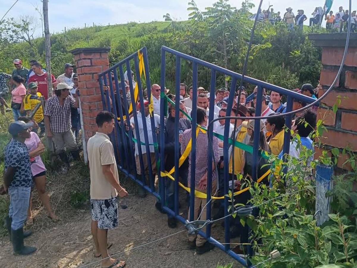 Las cerca de 50 familias del Catatumbo salieron hoy de Puerto Boyacá rumbo a la capital del país