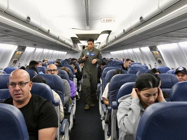Pasajeros colombianos vuelven al país desde Israel. Foto: Cancillería