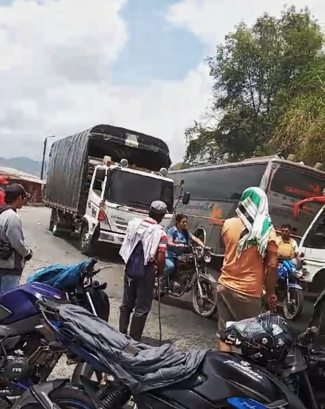 Ya los vehículos de carga, pasajeros y particulares circulan por el sur del Cauca con normalidad. Crédito: Red de Apoyo Cauca.