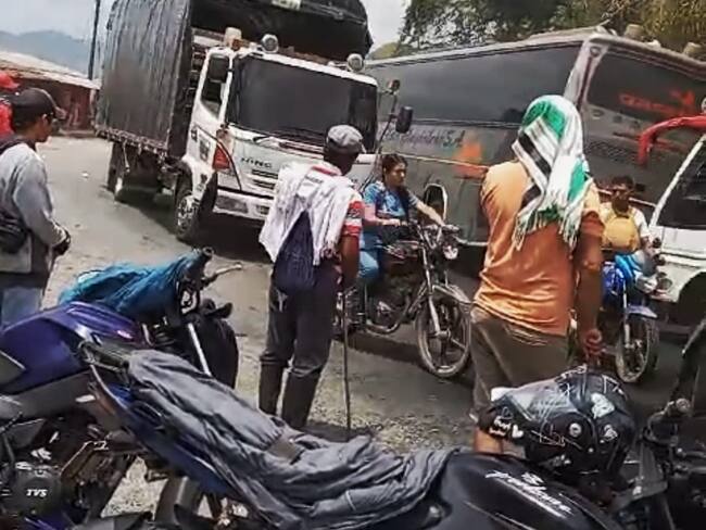 Ya los vehículos de carga, pasajeros y particulares circulan por el sur del Cauca con normalidad. Crédito: Red de Apoyo Cauca.