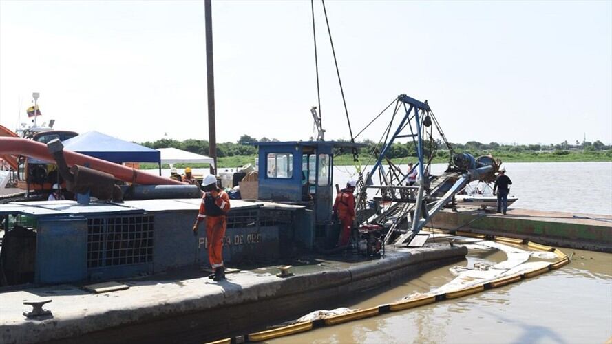 Se produjo una emergencia en el río Magdalena debido al hundimiento de una draga y posterior contaminación de las aguas con 200 galones de combustible. Foto: Triple A
