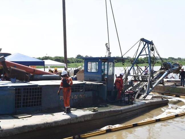 Se produjo una emergencia en el río Magdalena debido al hundimiento de una draga y posterior contaminación de las aguas con 200 galones de combustible. Foto: Triple A