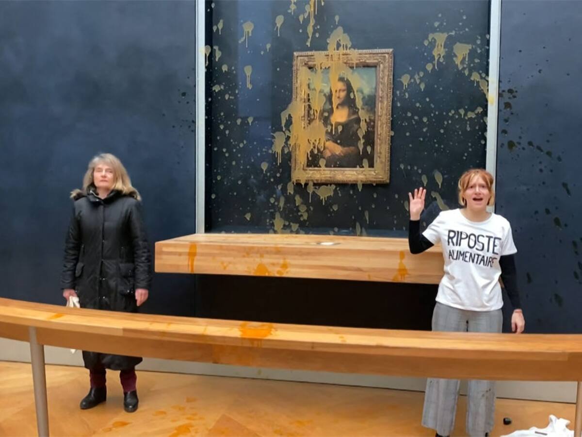 Video: activistas climáticas arrojaron sopa sobre la protección de cristal de la Mona Lisa