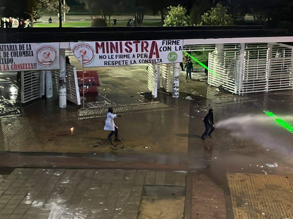 Intentaron incendiarnos: vigilante agredido por encapuchados en la Universidad Nacional