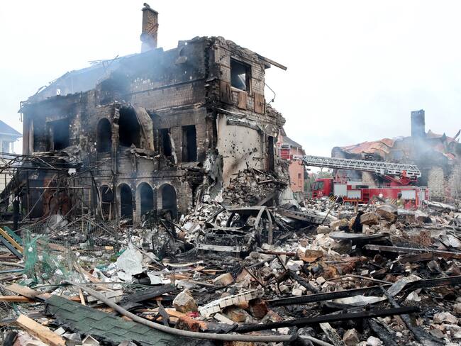 Ruinas y casas destruidas tras ataques rusos en Ucrania. FOTO: Ukrinform/NurPhoto via Getty Images