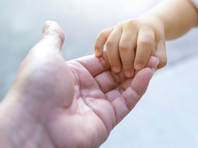 Niña dada en adopción regresará con su familia biológica / imagen de referencia. Foto: Getty Images