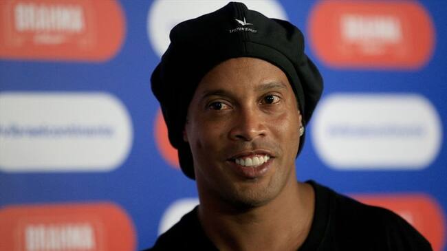 La Justicia brasileña le retiró el pasaporte a Ronaldinho a fines de 2018, cuando le impuso una multa de 2,5 millones de dólares, que jamás abonó. Foto: Getty Images