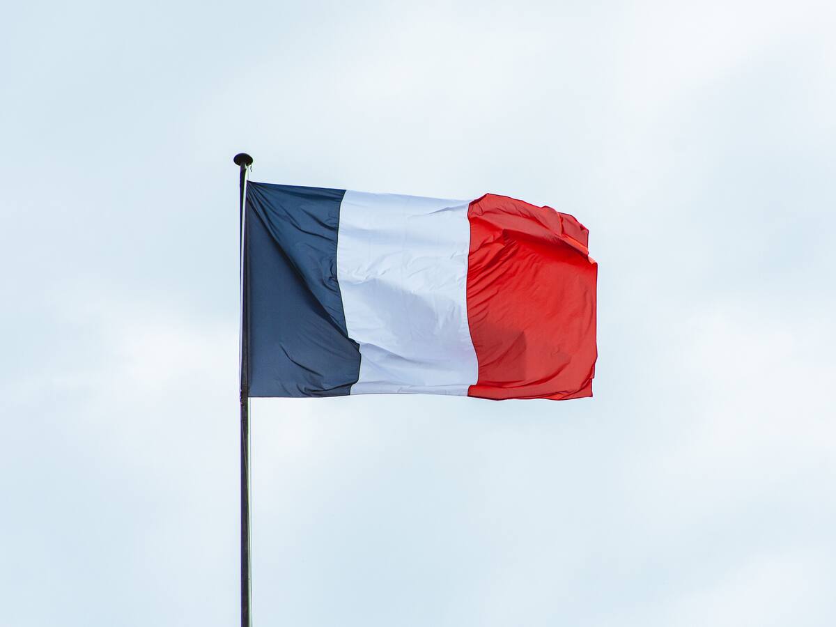 Fitch rebajó la deuda de Francia un escalón por la degradación de sus finanzas públicas