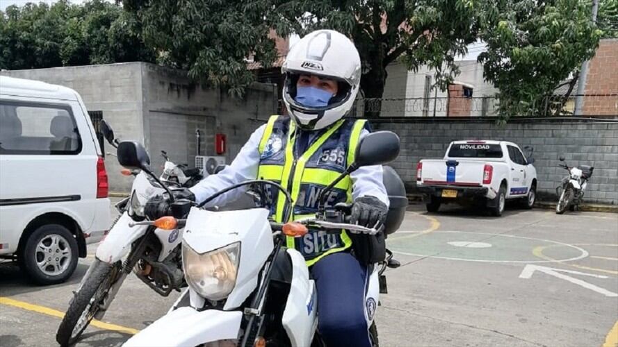 La agente de tránsito 555 Alejandra Ramírez, adscrita a la Secretaría de Movilidad de Cali, evitó que un hombre se quitara la vida. Foto: Cortesía: Comunicaciones de la Secretaría de Movilidad de Cali