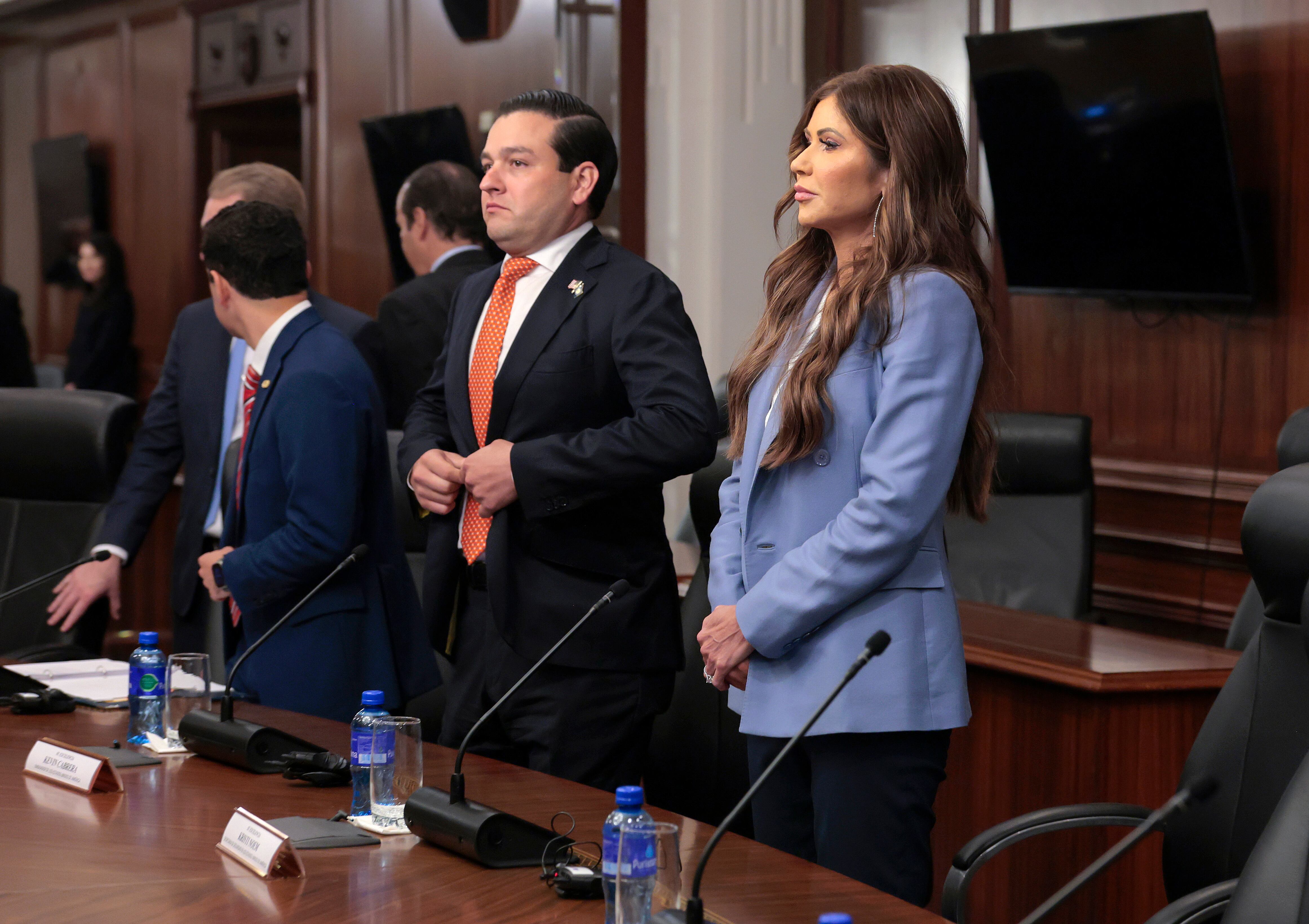 La Secretaria de Seguridad Nacional, Kristi Noem, llega a una reunión bilateral con el Presidente de Panamá, José Raúl Mulino. Foto: Anna Moneymaker/Getty Images.