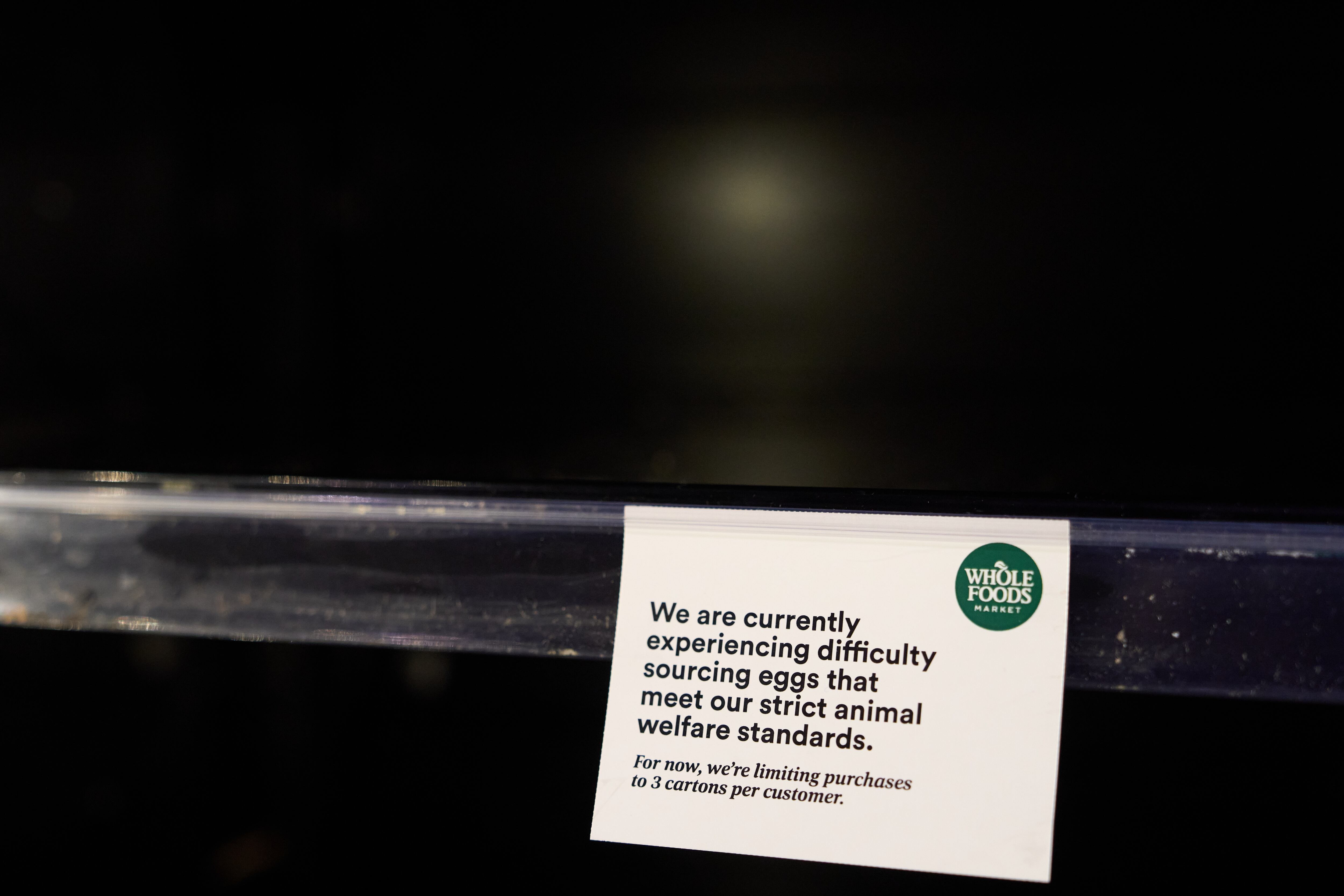 LOS ÁNGELES (Estados Unidos), 05/02/2025.- Un cartel notifica a los clientes la actual escasez de huevos y el aumento de los precios en una tienda de comestibles por cuenta de los casos de gripe aviar.