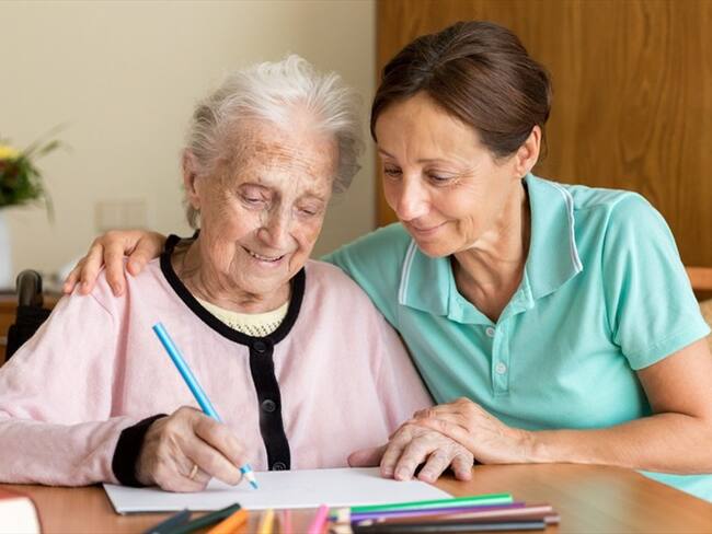 Este es el tratamiento que podría devolverle los recuerdos a personas con alzheimer