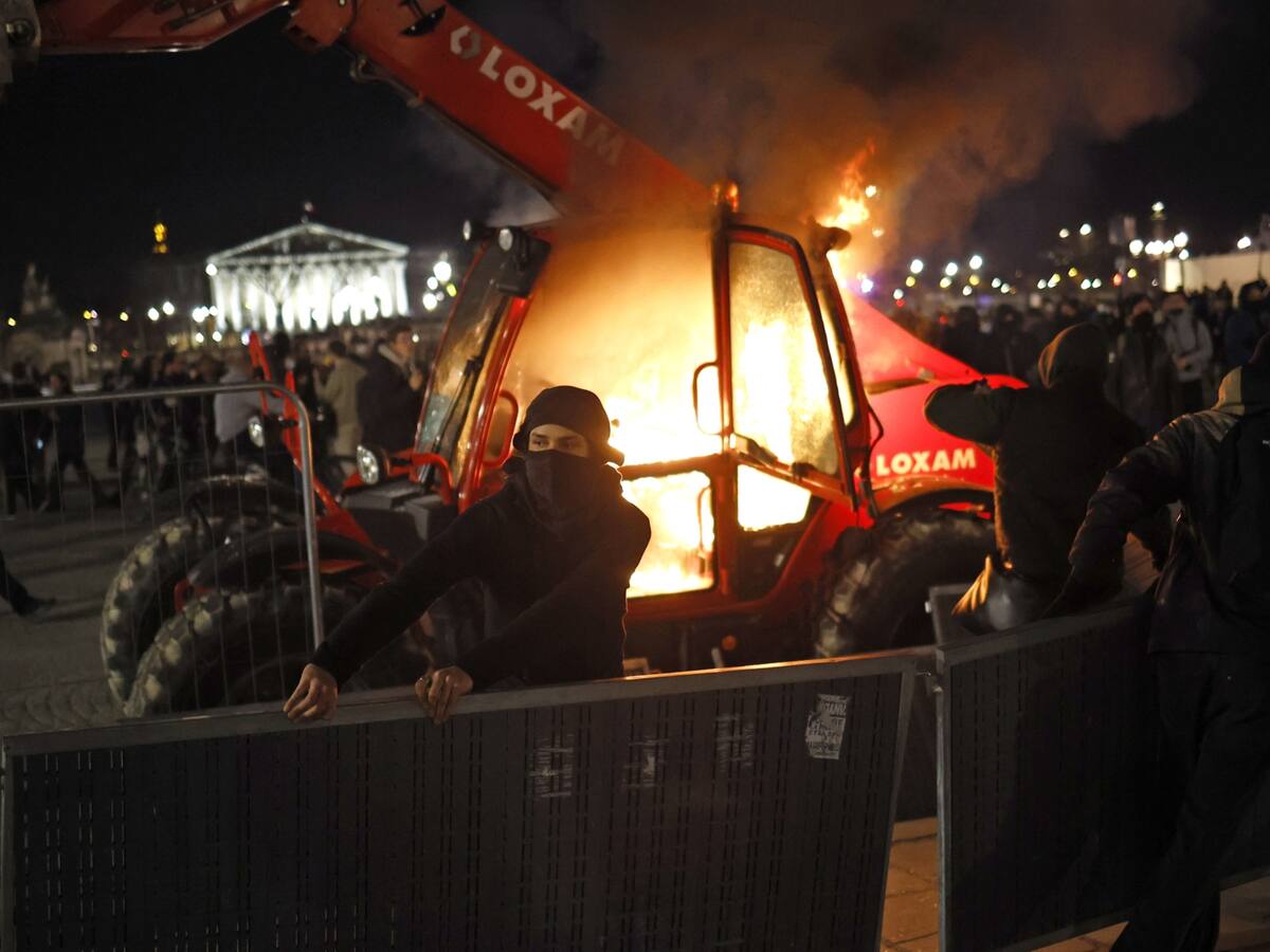 Hay que bloquear el país: protestantes en París tras aprobación de reforma pensional