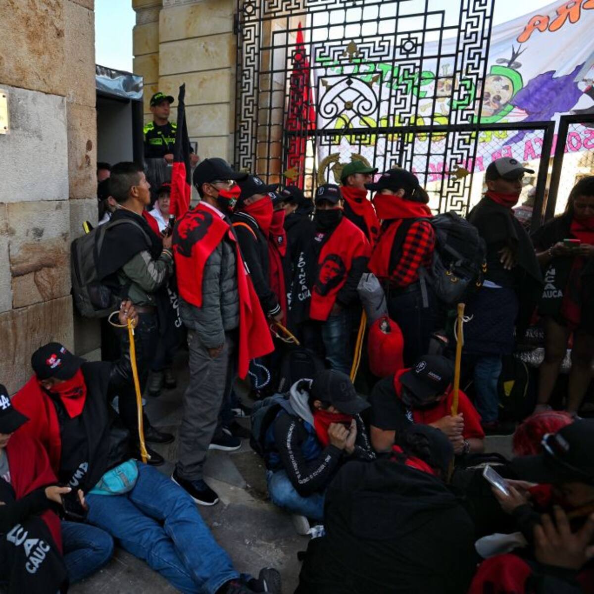Maestros que bloquearon entrada al Congreso continúan protesta en Plaza de Bolívar