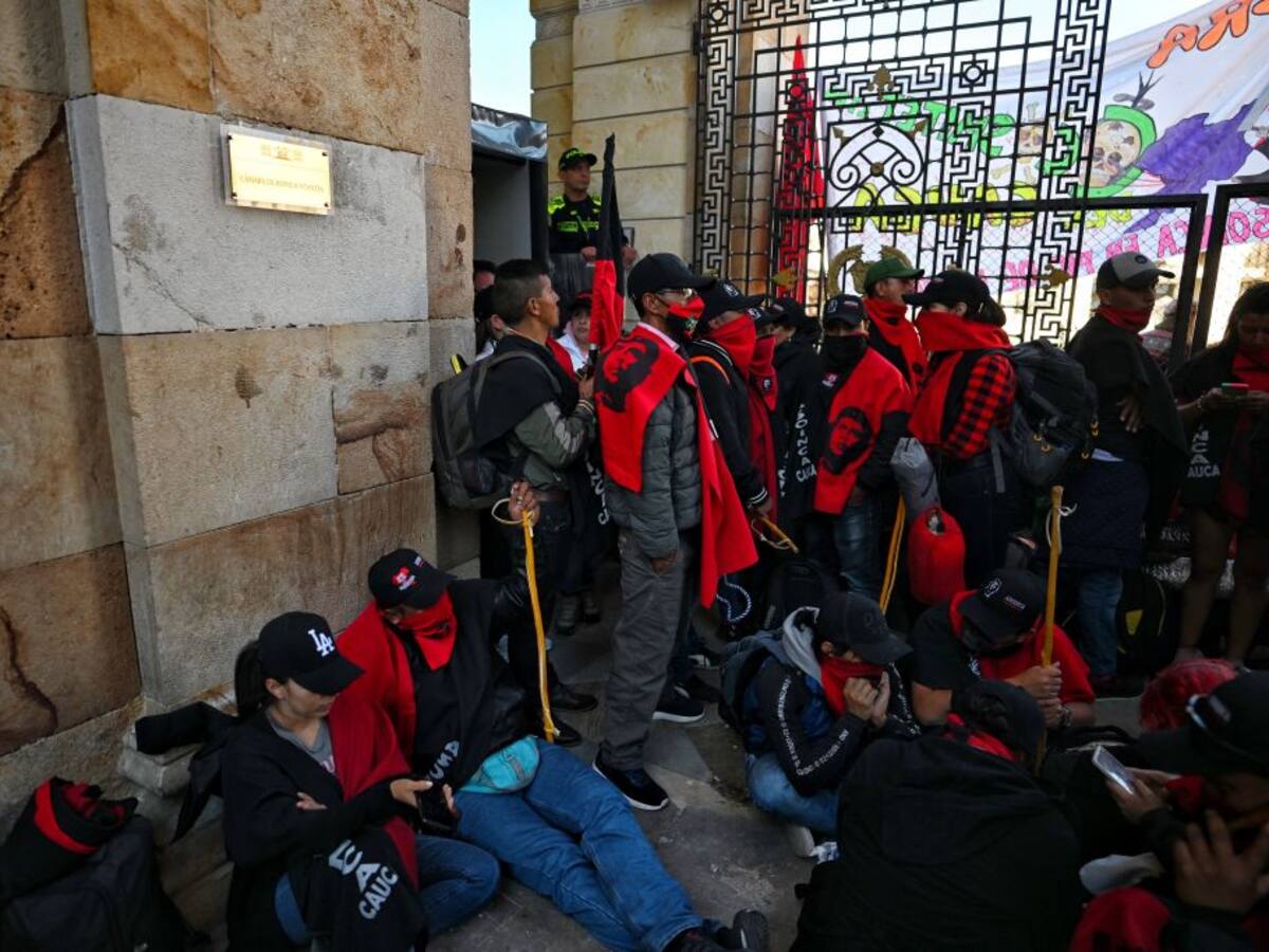 Maestros que bloquearon entrada al Congreso continúan protesta en Plaza de Bolívar