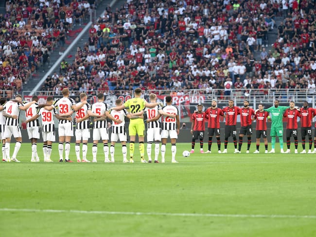 Milan (Italy), 19/09/2023.- Milan and Newcastle players stand a minute of silence in honor of the victims of the earthquake that hit Morocco and the flood that hit Libya before the UEFA Champions League group F soccer match between AC Milan and Newcastle United, in Milan, Italy, 19 September 2023. (Terremoto/sismo, Liga de Campeones, Italia, Libia, Marruecos) EFE/EPA/MATTEO BAZZI