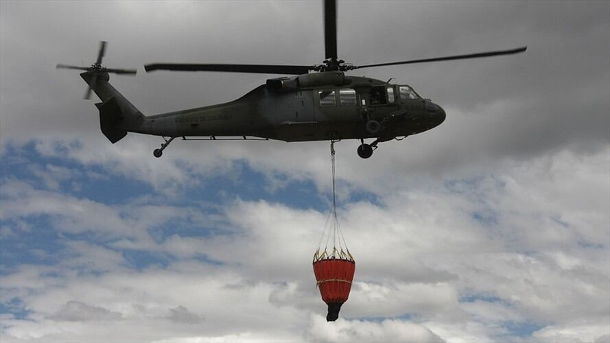Las autoridades activaron las alertas para gestionar apoyo de la Fuerza Aérea con la puesta en marcha del equipo bambi bucket. Foto: Colprensa