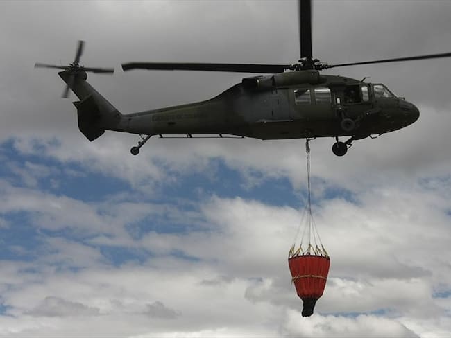 Las autoridades activaron las alertas para gestionar apoyo de la Fuerza Aérea con la puesta en marcha del equipo bambi bucket. Foto: Colprensa