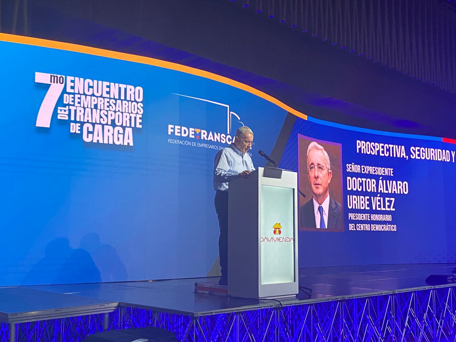 Las críticas de Uribe a la seguridad y a las reformas de Petro. Foto: W Radio