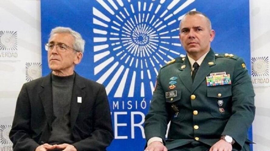 El padre Francisco de Roux presiente de la CEV y el general Javier Ayala, comandante del Comando Estratégico de Transición. Foto: Cortesía