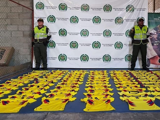 Más de 2.000 camisetas de contrabando fueron decomisadas por la Policía Fiscal y Aduanera. Foto: Policía Metropolitana de Barranquilla