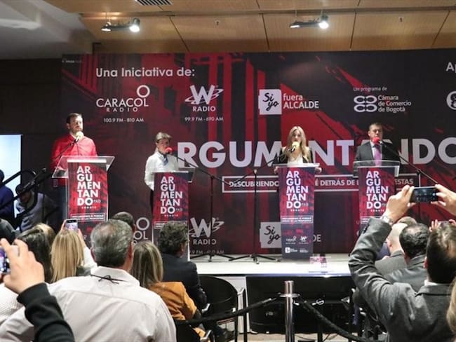 Durante el gran debate, los candidatos a la Alcaldía de Bogotá respondieron las preguntas que le realizaron los periodistas Vicky Dávila, por W Radio, y Gustavo Gómez, por Caracol Radio. Foto: La WCon Vicky Dávila